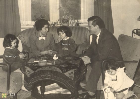0825 Gezellig in de huiskamer.
