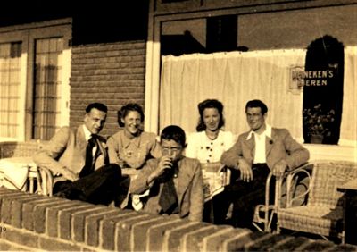 Gezellig-op-het-terras
op het terras bij cafe
Trefwoorden: Heineken, pils, terras