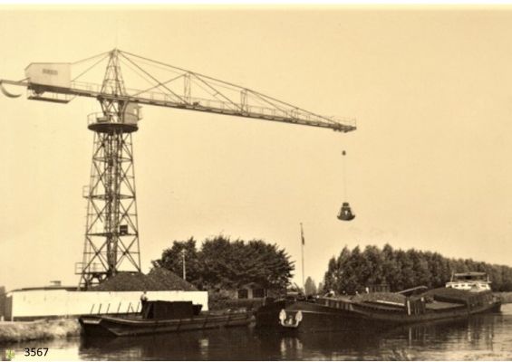 3567
Kolen lossen vanuit de boot.
