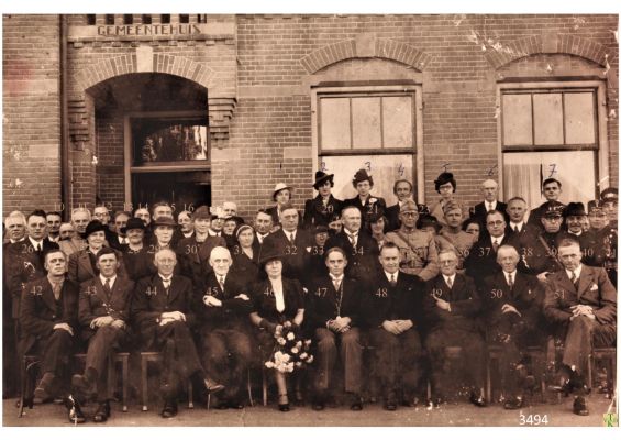 3494
Voor_het_gemeentehuis afscheid van G. Graaf Schimmelpennick als burgemeester.
