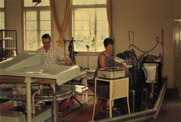 1985x 
 In de wasserij Hageman.
