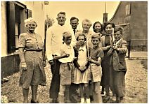 Bestandsnaam=A99999_(OPND1)_@19500000F_@Familie naast bakkerij_@Overmeerseweg_@_(2021-05-07-3448_K.Snel).jpg
Bestandsgrootte=381KiB
Afmetingen = 1754x1240
Datum toegevoegd = 17-10-2019 A99999_(OPND1)_@19500000F_@Familie naast bakkerij_@Overmeerseweg_@_(2021-05-07-3448_K.Snel).jpg