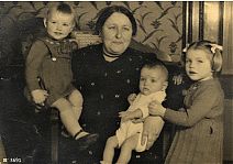 Bestandsnaam=_Oma_met_de_kleinkinderen_.jpg
Bestandsgrootte=760KiB
Afmetingen = 1754x1240
Datum toegevoegd = 01-07-2020 _Oma_met_de_kleinkinderen_.jpg