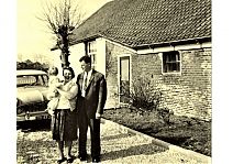 Bestandsnaam=_Samen_met_hun_zoon.jpg
Bestandsgrootte=367KiB
Afmetingen = 1754x1240
Datum toegevoegd = 24-03-2020 _Samen_met_hun_zoon.jpg