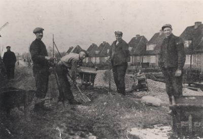 Wegwerkzaamheden-aan-de-Overmeerseweg
Werkzaamheden aan de Overmeerseweg in de buurt   van het Rode Dorp
Trefwoorden: Werkzaamheden