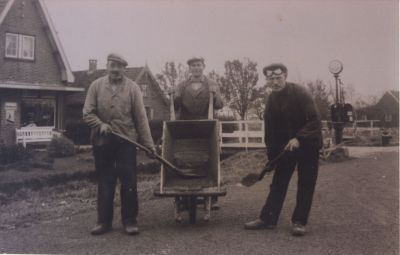 Wegwerkzaamheden
Vlnr A-van Wijngaarden H-Oosterbroek en A-van Huisstede repareren de Middenweg ter hoogte van de Machineweg
Trefwoorden: Werkzaamheden