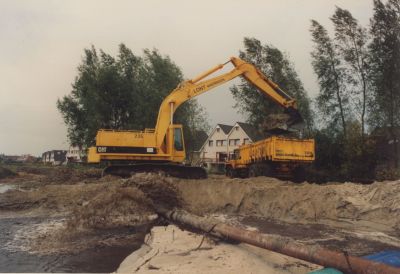 Opspuiten-zandstrandjes
Aanleg van de zandstrandjes aan de Blijkpolder.
Door opspuiten van het zand ontstaan de strandjes en worden verder met een graafmachine geordend.
