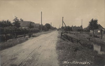 Ansichtkaart-Horstermeer
Ansichtkaart Middenweg ~nr 133 in de Horstermeer vroeger geheten Hoofdweg.
Bruggetje ligt over de  Tocht, een brede sloot voor de uitwatering.
