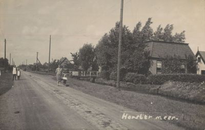 Horstermeer
Ansichtkaart van de Middenweg in de Horstermeer.
Rechts is het huis en winkel van Floor Evers.
Vlak hiervoor is de afslag naar het industrie terrein Nieuw Walden
Eerste huis rechts is nr 111.
Trefwoorden: Nostalgie