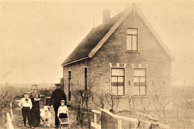 Pioniers-in-Horstermeer
Pioniers in de Horstermeer-  Op de foto Jaap Siewertsen met vrouw en kinderen - de geit moest mee op de foto omdat ze zo belangrijk was-  Anno 2009 woont hier nog Jan Schaper - Op 16-jarige leeftijd kwam hij met zijn vader en moeder en 10 kinderen uit Lutjebroek naar de Hostermeer- Dat was circa1954-  Zie Prentenboek van Nederhorst den Berg
Trefwoorden: Boerenbedrijf