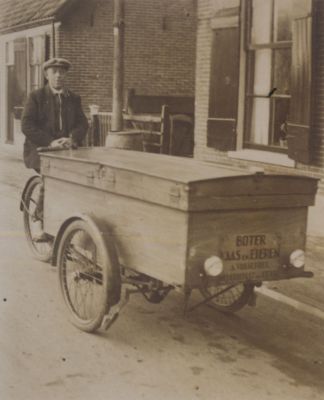Jan-Vossepoel-met-bakfiets
Janus Vossepoel met bakfiets, deze is verkocht in het begin van de oorlog.
Het pand rechts is in ±  1970 afgebroken , nu is er een plantsoen.Ingang Horn-en Kuyerpolder.
