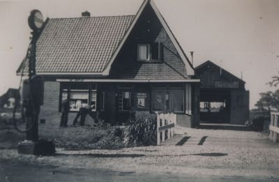 Garagebedrijf-Blom
Garagebedrijf Blom. 
Op de voorgrond een benzinepomp van Esso. 
De Garage heette Helpende Hand.
De winkel heette De Instuif, er was ook een taxivergunning.

