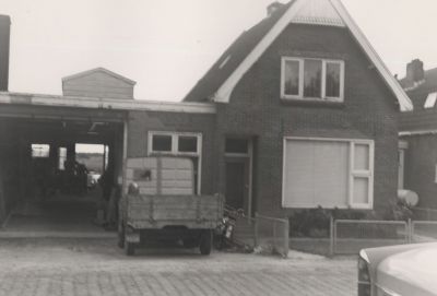 Werkplaats-Firma-Den-Bak-en-Scherpenhuijsen
Smederij en werkplaats van de firma Den Bak en Scherpenhuijsen.
Overmeerseweg 41.
