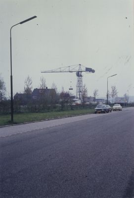 Brandstop-bedrijf-Emmerik
Dammerweg op de plek waar eens de Reevaart lag.
De  kraan  van de familie van Emmerik staat er nog fier maar wel werkeloos bij.
