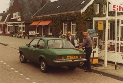Benzinepompstation-Shell-van-Huisstede
Benzinepompstation Shell van fietsenwinkel van Huisstede. 
Jan van Huisstede Mzn. (Manus) tankt voor de oude bakker Ben v.d. Linden (vader van Joop).
Trefwoorden: Overmeerseweg, pompstation