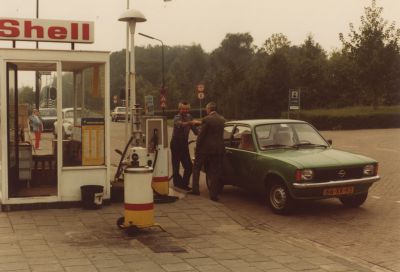Benzinepompstation-van-Van-Huisstede
Benzinepompstation van fietsenwinkel van Huisstede, waar nu de Kwalitaria staat aan de Overmeerseweg.
Jan van Huisstede Hzn. (Manus) tankt benzine voor oude bakker Ben v.d. Linden (vader van Joop).
De auto achter de pomp de Volkswagen van Gerard Baar 91-46-DV.
Trefwoorden: Pompstation, Overmeerseweg