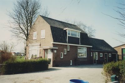 Transportbedrijf-v-d-Broek
Huis en opslagloods van de familie v d Broek als transportbedrijf.
Het huis is eerst bewoond geweest door de familie Ledder, die er tuinder was
