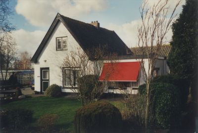 Eierverkoop-bedrijf-Nico-Haarsma
Middenweg 135 bij de 2e tocht.
De Fam. Haarsma woonde hier en hield kippen voor de verkoop van eieren.
Huis is gesloopt in 2012 en er werd een nieuw huis gebouwd.
