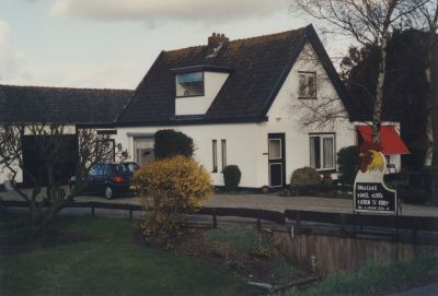 Fam-Haarsma-verkoop-eieren
Middenweg 135, bij de 2de tocht.
De familie Haarsma woonde hier en hield kippen voor de eierverkoop.
Het huis is thans gesloopt (2012) en er is nu een nieuw huis gebouwd.
