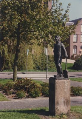 Beeldje-De-Baggeraar
Beeldje De Baggeraar gemaakt door beeldhouwster mevrouw Sondaar.
Is een geschenk van de Ballast Mij bij hun vertrek uit Nederhorst den Berg.
Dammerweg bij de J.J.Ruijsdaellaan.
