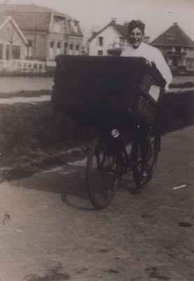 Bakker-Joop-van-Wijngaarden
Bakker Joop van Wijngaarden met de mandfiets op weg naar de klanten Joop rijdt op de Dammerweg langs de Reevaart Het eerste grote gebouw links is het  voormalige  gemeentehuis dat in 1950     werd gemoderniseerd en in 1983 werd uitgebreid en vernieuwd en is inmiddels gesloopt (2019) en er zijn nieuwe huizen gebouwd
Trefwoorden: Bakker, Gemeentehuis