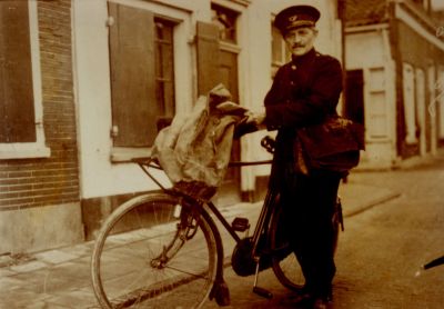 Postbode
PTT postbode J van Nus
Trefwoorden: Rondbrengen