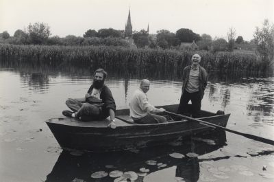 Bootje-in-de-Blijkpolder
Voorzitter Jan van Huisstede, secretaris Teus Versluis, bestuurslid Floor Smit van de ijsclub.
Op de 400 meter baan van de ijsbaan. 
Bij publikatie: foto Stevens
Achtergrond R K kerk
