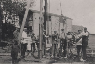 Bouw-winkel-van-Ketelaar
Heiwerkzaamheden voor de bouw van het huis en de winkel van de firma Ketelaar in 1936-  Aannemer was Gerard Verka  k-  Op de foto staan ondermeer Jac- Smit  Slager  T-Stijvers  schilder  en Arie Ketelaar
Trefwoorden: Bouwproject