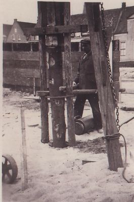 Heiwerkzaamheden-Bondshotel-Nederhorst
Heiwerkzaamheden voor de nieuwbouw van bondshotel Nederhorst.
Op de foto A.G De Groot.
Circa 1936
