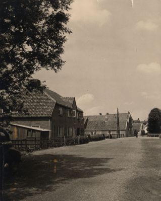 Huizen-langs-de-Vreelandseweg
Rechts oude bebouwing in Overmeer. Aan de Vreelandseweg.
O.a. voorheen Vic van Laere . In 1950 woonde hier Jan van Benschop Fnz.
Hij woonde er met zijn vrouw Annie : geboren Fennis.
De weg is nog niet bestraat. Het huis op de voorgrond is van
Toon de Bruin . o.a. taxichauffeur.
