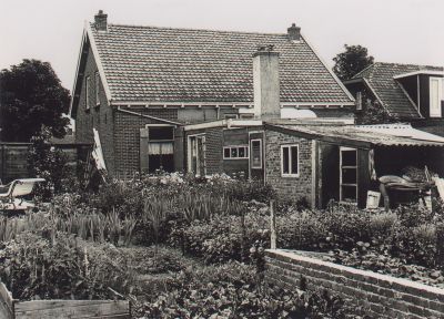 Slotlaan
Achterom bij Toon (Buur)  Hageman ,schoonvader van Jan v d Meer. Daarnaast woonden opa en oma Baar-Stijvers. Daarna Wim Mulders getrouwd met Jo Baar, die verhuisden naar de winkel van Bak en Scherpenhuizen
