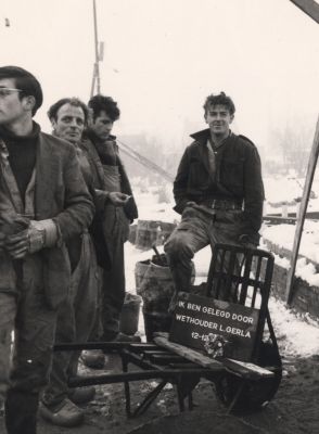 Meester-Kremerschool
De eeste steen ligt op een kruiwagen.
