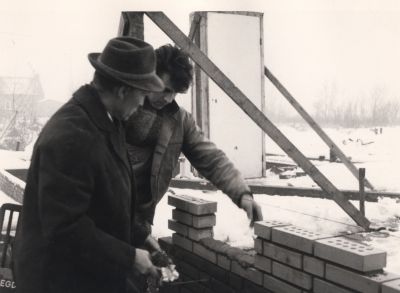 Meester-Kremerschool
De eerste steen ligt op een kruiwagen.
