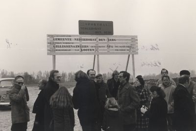 Eerste-paal-Sporthal
Gemeentebestuur en aannemer in afwachting van het slaan van de eerste paal voor de sporthal.
Zie ook: 02-37-11
Trefwoorden: Sporthal.
Aannemer.