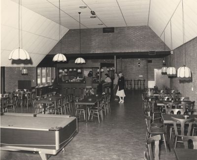 Kantine-Sporthal-De-Blijk
Kantine van Sporthal De Blijk-   In het midden bij de paal in een geruit overhemd staat de eerste beheerder van de Sporthal Ben Schoordijk
Trefwoorden: Sporthal
