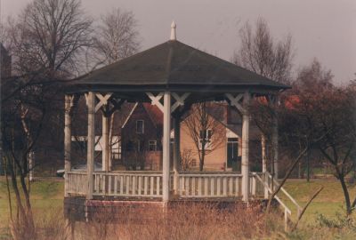 Muziektent-aan-de-Slotlaan
Muziektent aan de Brilhoek  Slotlaan-  Op de achtergrond het Jeugdgebouw aan het begin van de Kerkstraat
Trefwoorden: Centrum Bouwwerk