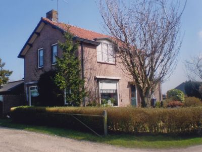 Huis-van-Kippersluis
Het huis van de familie Van Kippersluis-  Het huis is inmiddels gesloopt en er is een nieuw huis gebouwd door de familie Kramer uit Haarlem
Trefwoorden: Bouwwerk