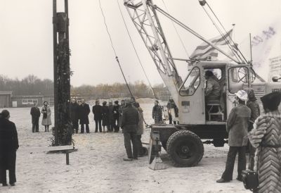Eerste-paal-slaan-Sporthal
Eerste paal voor de sporthal opening 20 september 1980-  Stichtingskosten-  Bouwkosten Fl 2-50-000 00  Grondkosten Fl- 350 000 00   Inrichtingskosten Fl 225 000 00   Totaal Fl 3 075 000 00
Trefwoorden: Sporthal