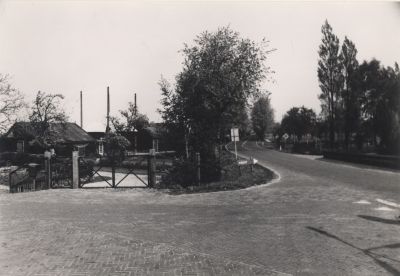 Boerderij-G-Schoordijk
Boerderij G. Schoordijk.
Hoek Hinderdam-Spiegelweg.
Op deze lokatie was vroeger de buitenplaats Vecht- en Bergzicht.
