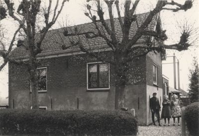 Boerderij-van-Piet-Schoordijk-Coba-Dora
Boerderij Zeldenrust.
.Naast de boerderij staan Piet Schoordijk en zijn 2 zusters.
Na hun overlijden gekocht door Wim v Wijk jr die het heeft verbouwd.
Daarna naar Canada gegaan.
Inmiddels weer verkocht aan familie Hafkamp, geheel verbouwd.
Anno 2018 weer te koop.
