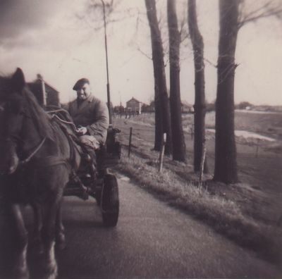 De-boer-met-paard-en-wagen-op-de-Meerlaan
Boer Leo met paard en wagen op de Meerlaan. Waarschijnlijk richting boerderij aan de Vreelandseweg 40.
Trefwoorden: Vreelandseweg