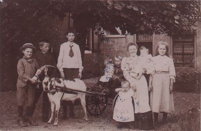 Boerderij-Spruyt
Boerderij Giel Spruijt.
2e van links Jan Spruijt.
Vechthoeve Lokatie anno 2003.
Fam Bert Nagel Zie Werinon 49 Zie ook foto 5-2-7
Trefwoorden: bokkekar