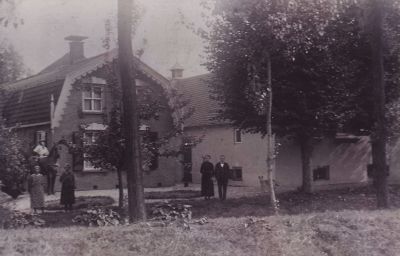 Boerderij-E-vanEe-aan-de-Hinderdam
De boerderij van de Fam. E. van Ee aan de Hinderdam. 
Deze boerderij wordt beschreven in de Werinon nr. 51, het jaar van de boerderij. Special jrgng 2003.
Trefwoorden: Hinderdam