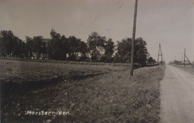 Hostermeer-t-Jachthuis
Het huis links op de foto tussen de bomen is het Jachthuis.
Thans, 2006, bewoond door fam P Kuiper, die regelmatig concerten in de woning en opstallen verzorgen.
Eerder woonde daar de fam Ruitenbeek.
De kaart is verzonden door WIM aan mej R H Lieneman Dacotastraat 53a te Amsterdam
