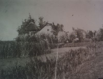 Boerderij
Boerderij van de familie v.d.Vliet, afgebroken in ± 1976 i.v.m. de opspuiting van zand ten behoeve van het bouwplan Blijkpolder.
Deze boerderij lag temidden van legakkers, riet en ruigt van de Blijkpolder.
Bereikbaar via een legakkerpad in het midden van de Rode Buurt in de volksmond.“Rooie Buurt”
