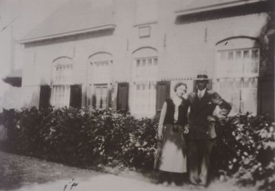 Voor-de-boerderij-van-fam-Spruijt
Opgenomem in M.I.P rapport 1991,
Deze boerderij op de Eilandseweg 18 van bouwjaar 1914 was eerder in het bezit van de familie v.Lijnden die ook het Kasteel Nederhorst bezaten.( Zie ook reg.nr.1-36-3) 
Johannes Hendrikus Spruijt geb. 17-10-1902 samen met zijn vrouw Fransiska Regina Spruijt geb. 14-06-1907 , voor de boerderij “Vechthoeve”
Trefwoorden: Eiland-Boerderij