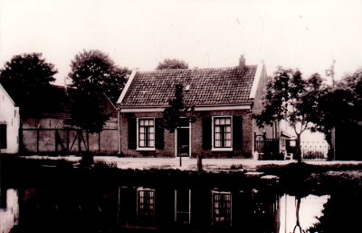 Boerderij-aan-de-Voorstraat
Boerderij Corneliahoeve van de fam Th Groenendaal , waar nu de Tapijthoeve is gesitueerd.
zie omslag van Werinon 52.
Links de 3 diakoniehuisjes in 1970 afgebroken.
Tussen de huizen stond het gesticht de Voorzienigheid dat afgebroken is in 1936
