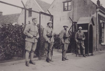 Soldaten-bij-het-wachthuisje
Boerderij van de familie Groenendaal. Ervoor 4 soldaten met een wachthuisje
Dit is momenteel de hoek van de Voorstraat- Ruysdaalstraat.
Hier was toen de toegang naar de kleuterschool en het klooster van de Voorzienigheid.
