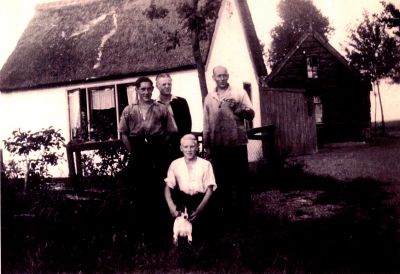 Boerderij-aan-het-Ankeveensepad
Boer en gezin voor de boerderij aan het Ankeveensepad
Trefwoorden: Ankeveensepad