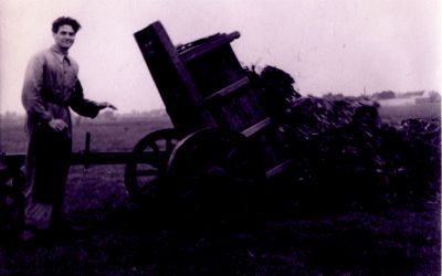 Slootvuil
Wim van Wijk. Boerderij Reeweg 6
 Het slootvuil wordt met een driewieler naar de vaalt gebracht.
